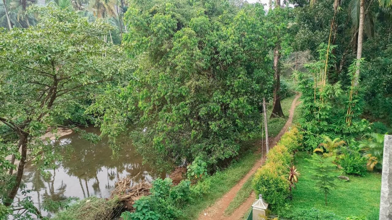 Athirapilly On The Rocks Hotel อทิราพาลลี ภายนอก รูปภาพ