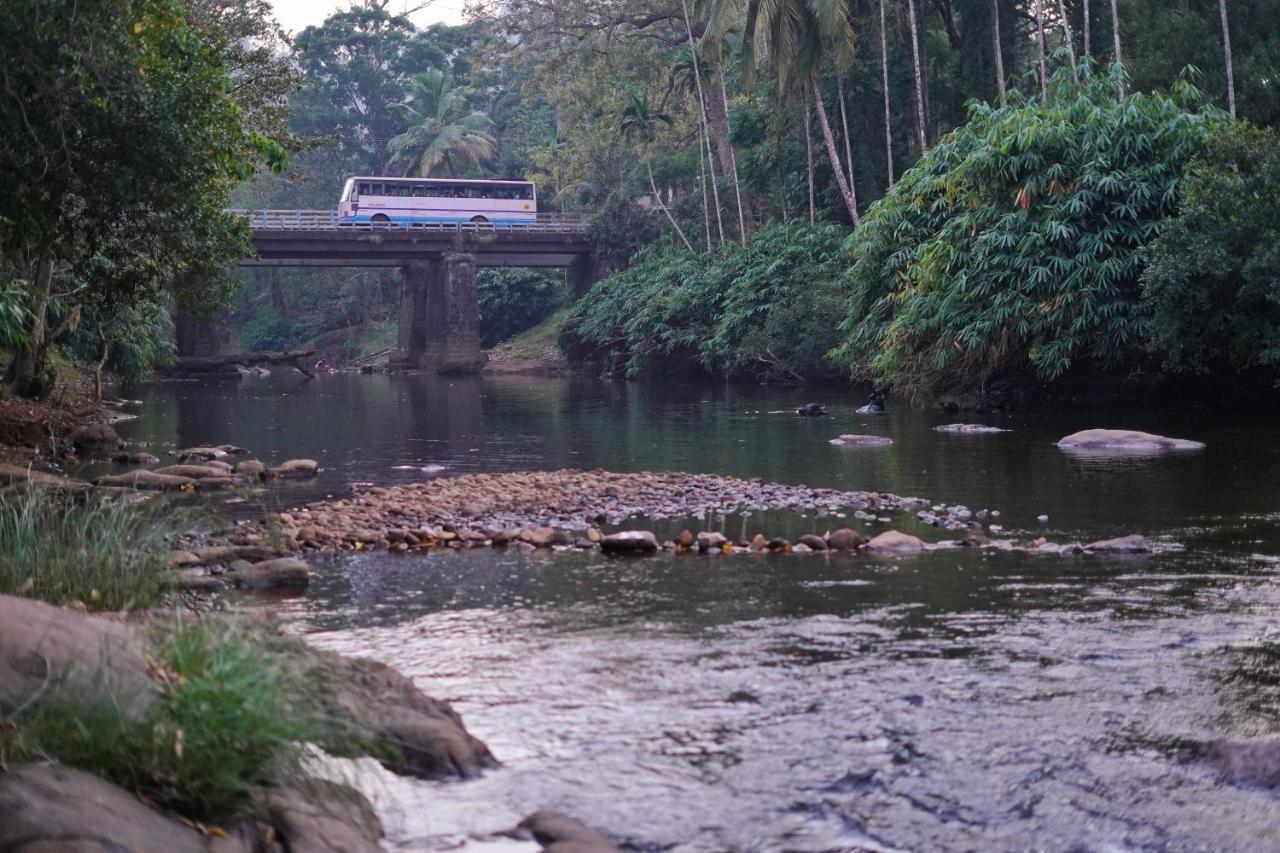 Athirapilly On The Rocks Hotel อทิราพาลลี ภายนอก รูปภาพ