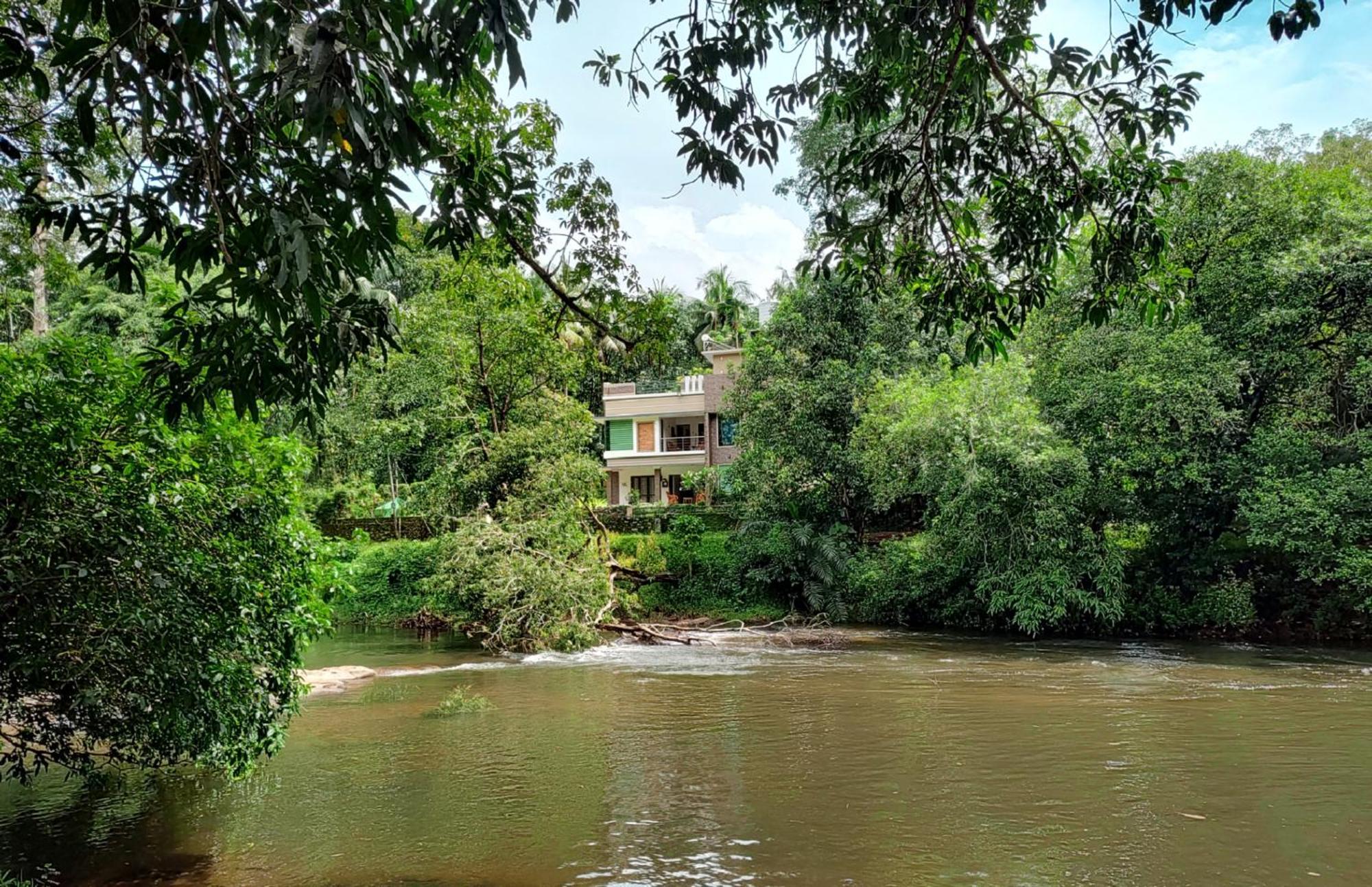 Athirapilly On The Rocks Hotel อทิราพาลลี ภายนอก รูปภาพ