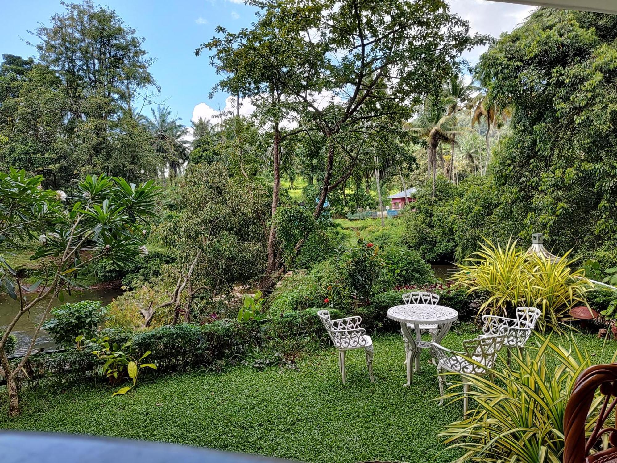 Athirapilly On The Rocks Hotel อทิราพาลลี ภายนอก รูปภาพ